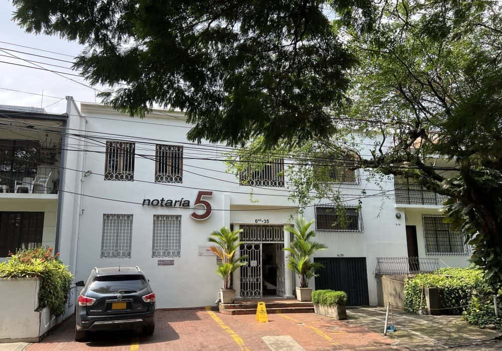 Notaría 5 de Cali, Colombia, autenticación de la firma del traductor oficial.