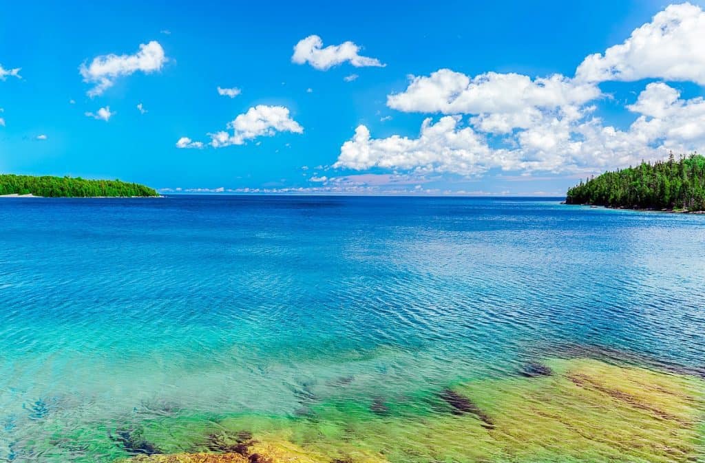 Vista natural del paisaje acogedor del parque Bruce Peninsula en la bahía Georgian, el lago Huron con aguas turquesas cristalinas y tranquilas 