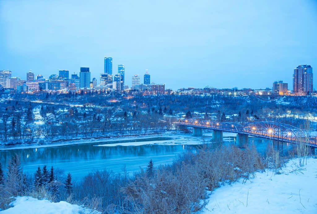 Downtown en la noche con nieve