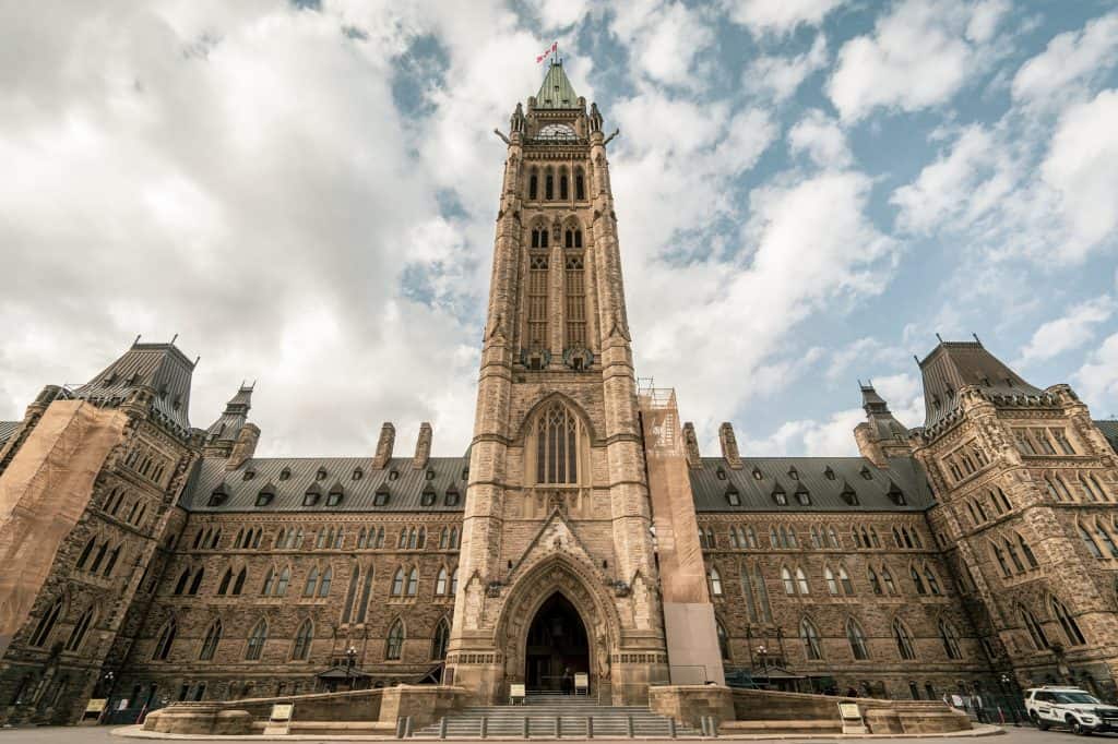 En frente del Centre Block 