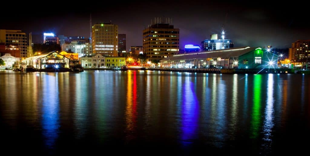 Puerto de Hobart de noche