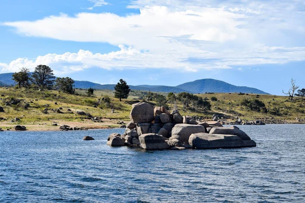 Lake Jindabyne Curiosity rocks