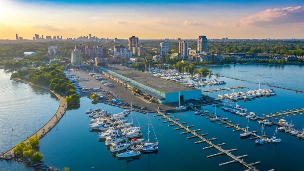 Port Credit con Mississauga en el fondo