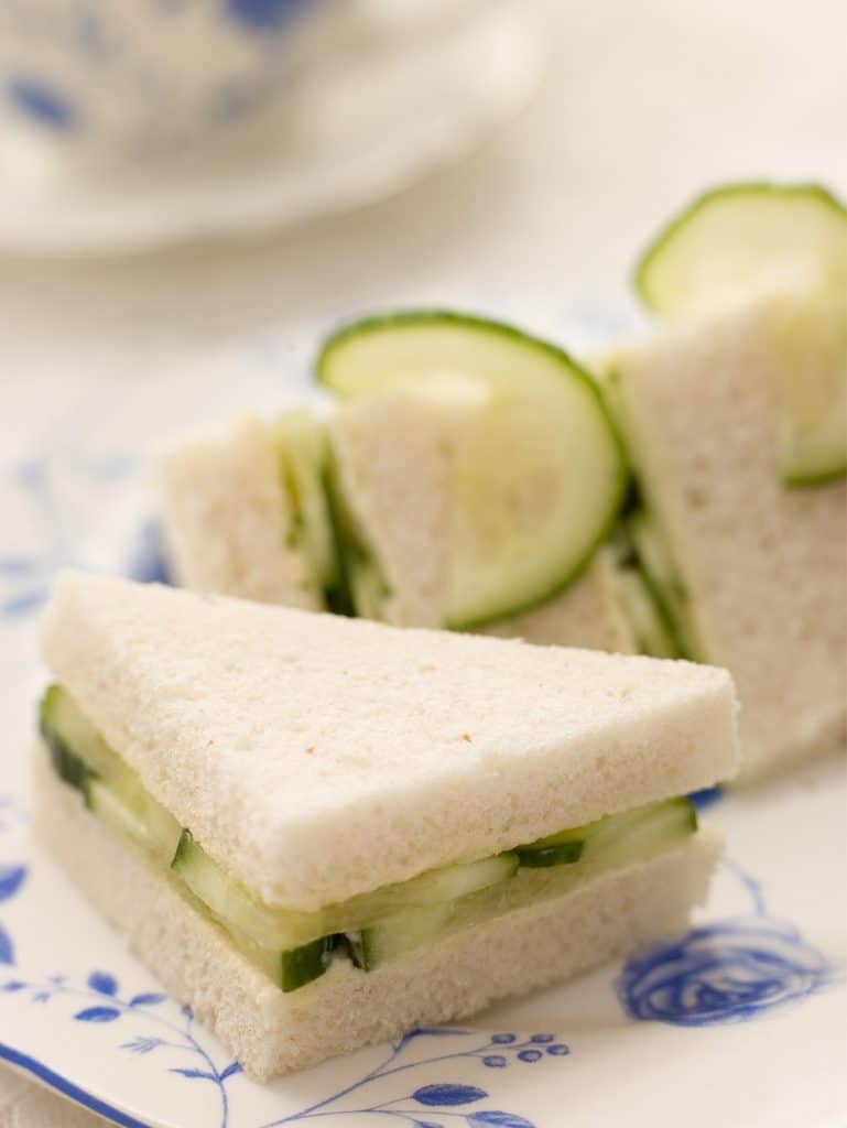 Sándwiches de pepino pan blanco