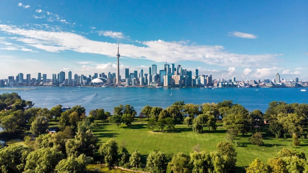 Una vista a Toronto y el lago Ontario