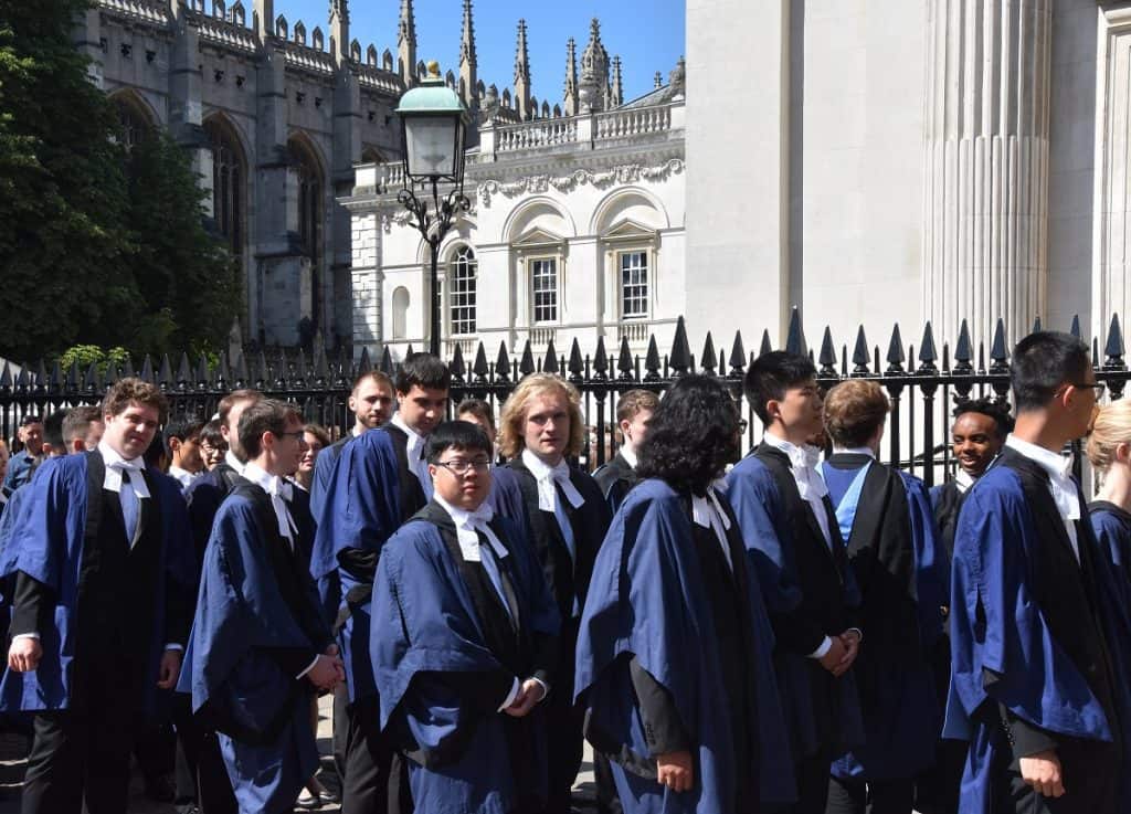Estudiantes de Trinity College graduando