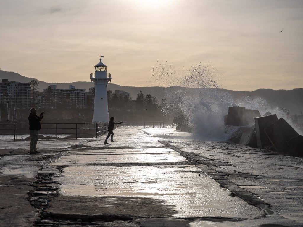 Faro cerca del mar