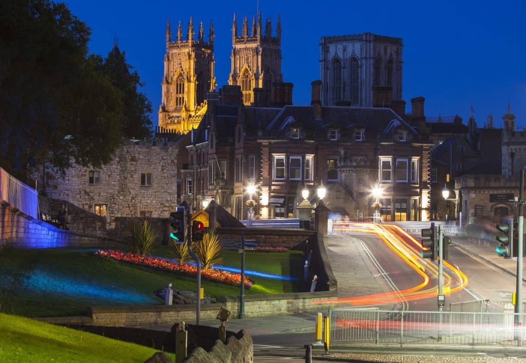 York, Inglaterra, en la noche